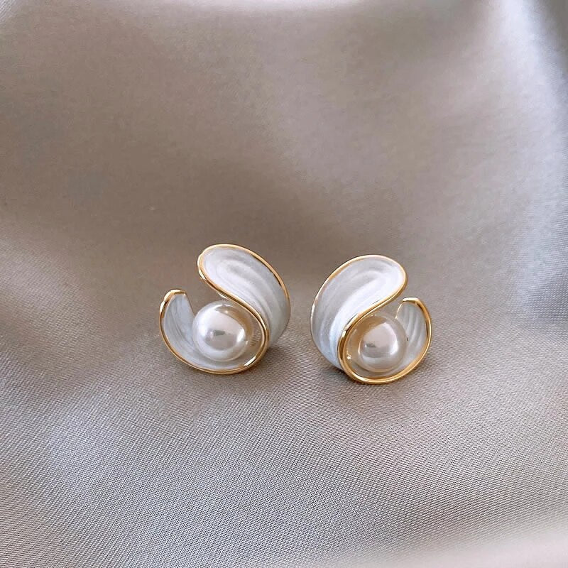 Luxury earrings with white opal and pearls