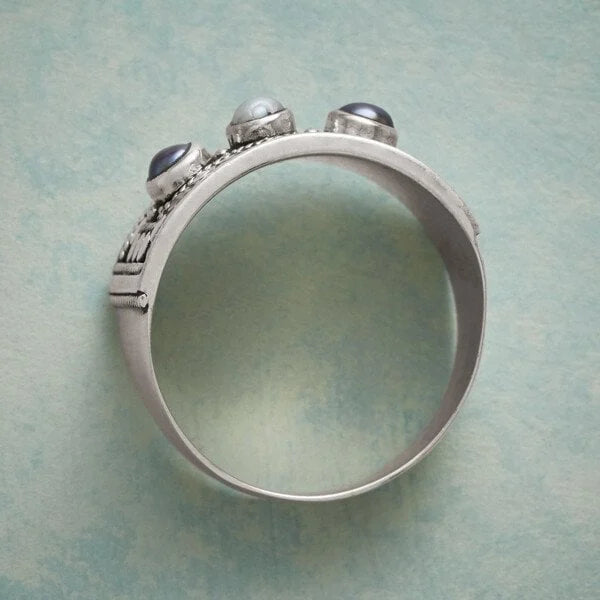 Three-stone pearl carved geometric ring