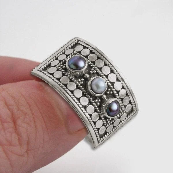 Three-stone pearl carved geometric ring