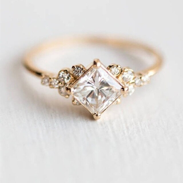 Stunning luxury zirconia ring