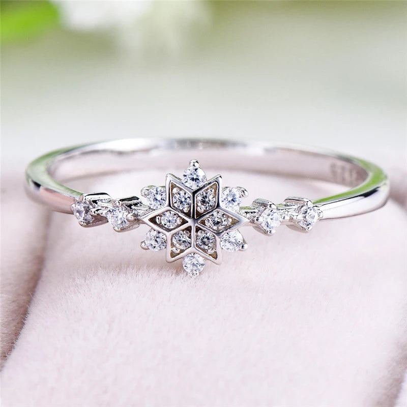 Sparkling snowflake ring