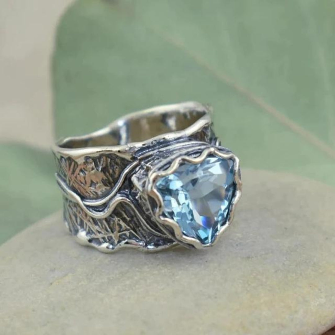 Elegant vintage ring with blue gemstone