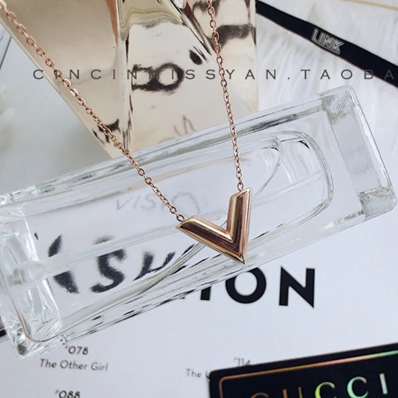 Vien - v-shaped collarbone necklace