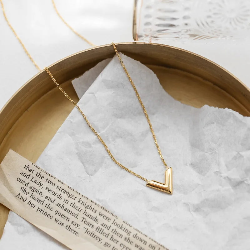 Vien - v-shaped collarbone necklace