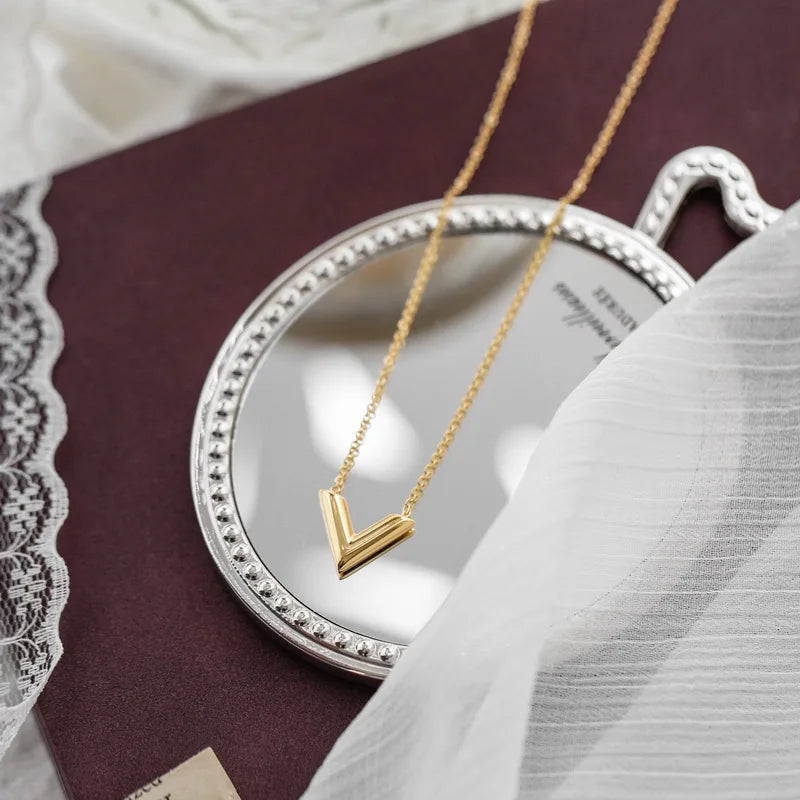 Vien - v-shaped collarbone necklace