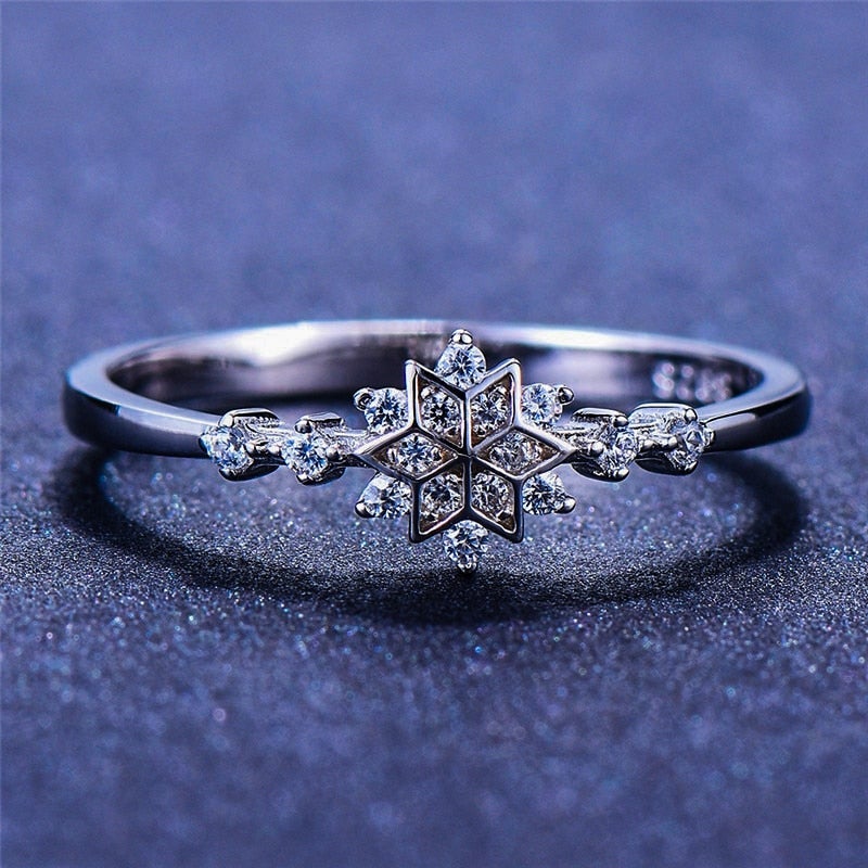 Sparkling snowflake ring