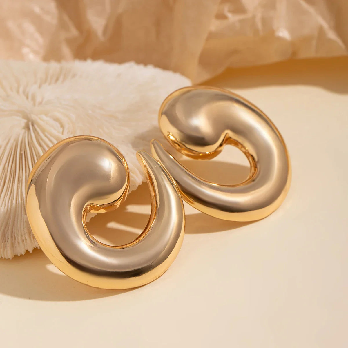 Smooth big conch snail stud earrings for women