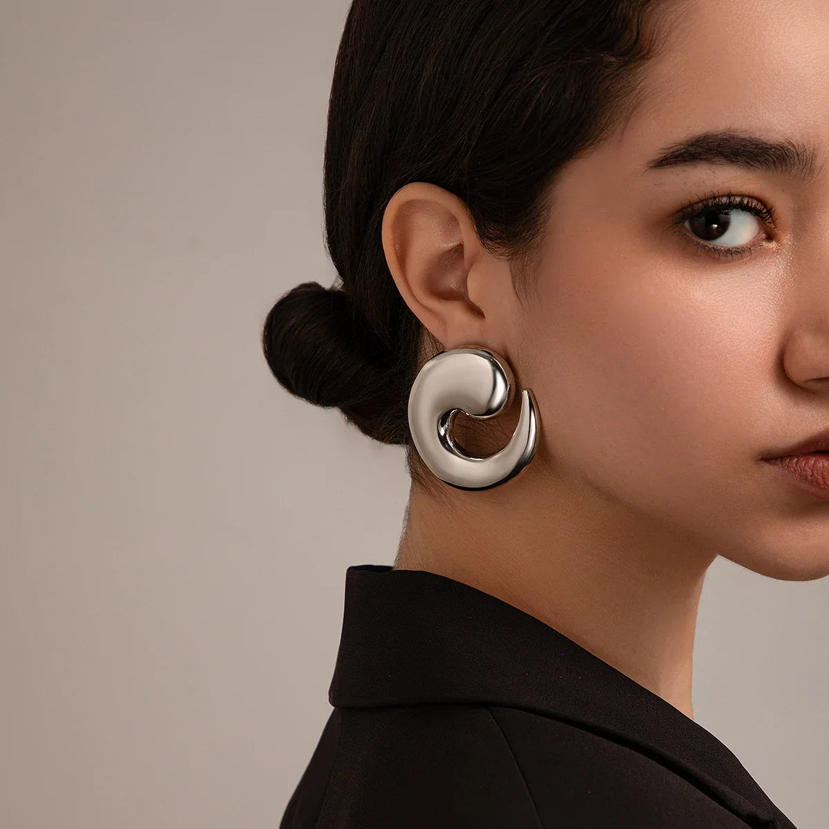 Smooth big conch snail stud earrings for women
